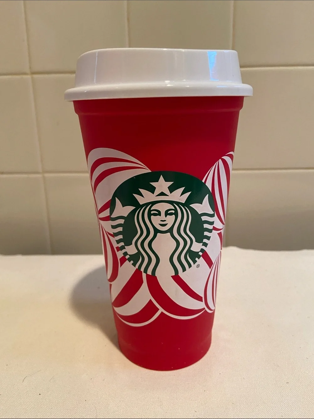 🩷Starbucks Red and White Holiday Reusable Cup with Green Logo 16oz